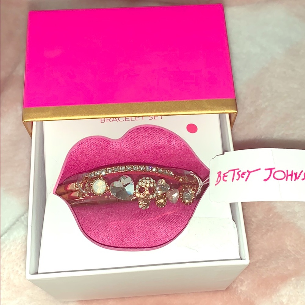 NWT BETSY JOHNSON Bracelet Set.
